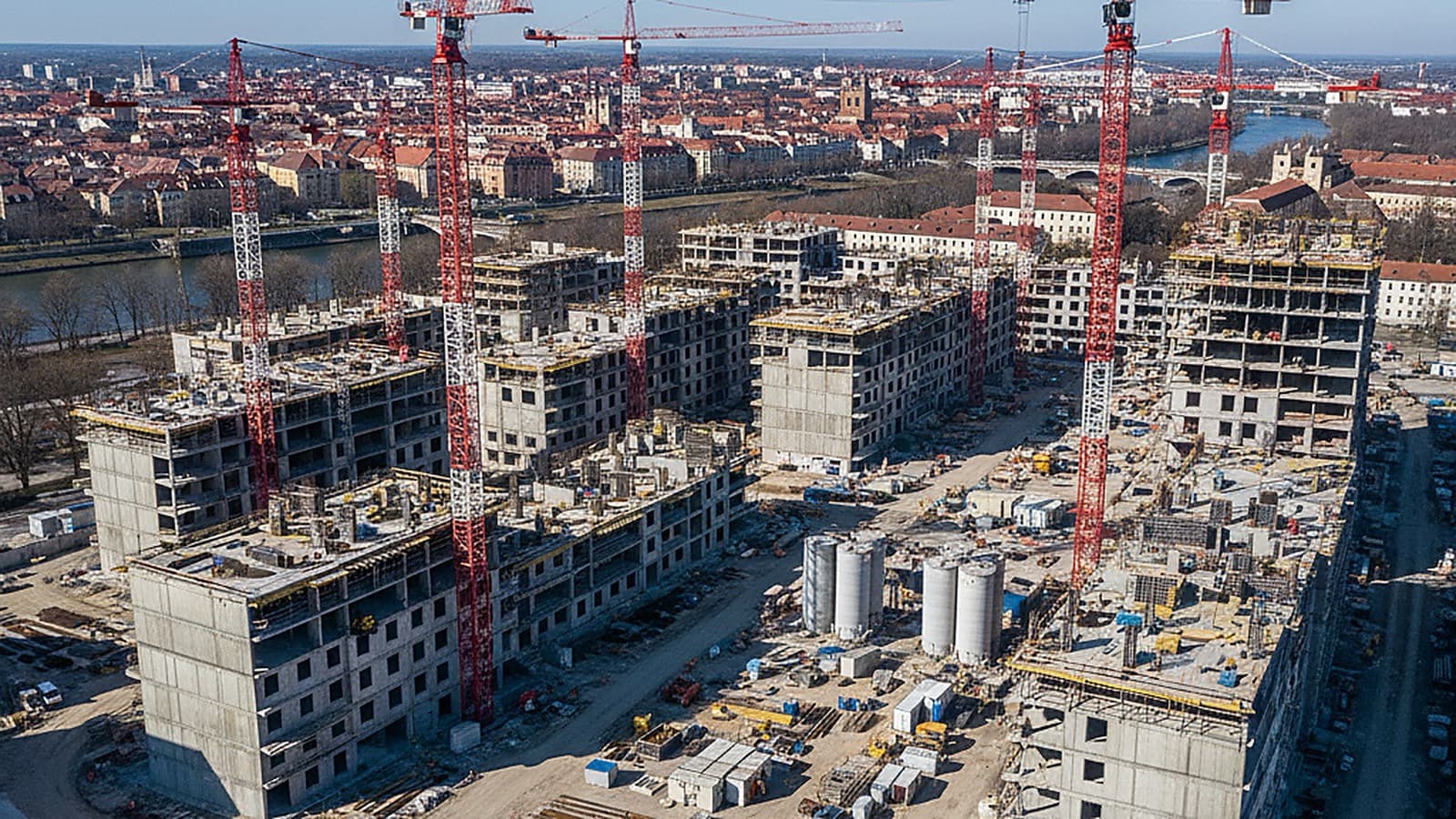 Bouwplaats met kraan en digitale planningsoverlay