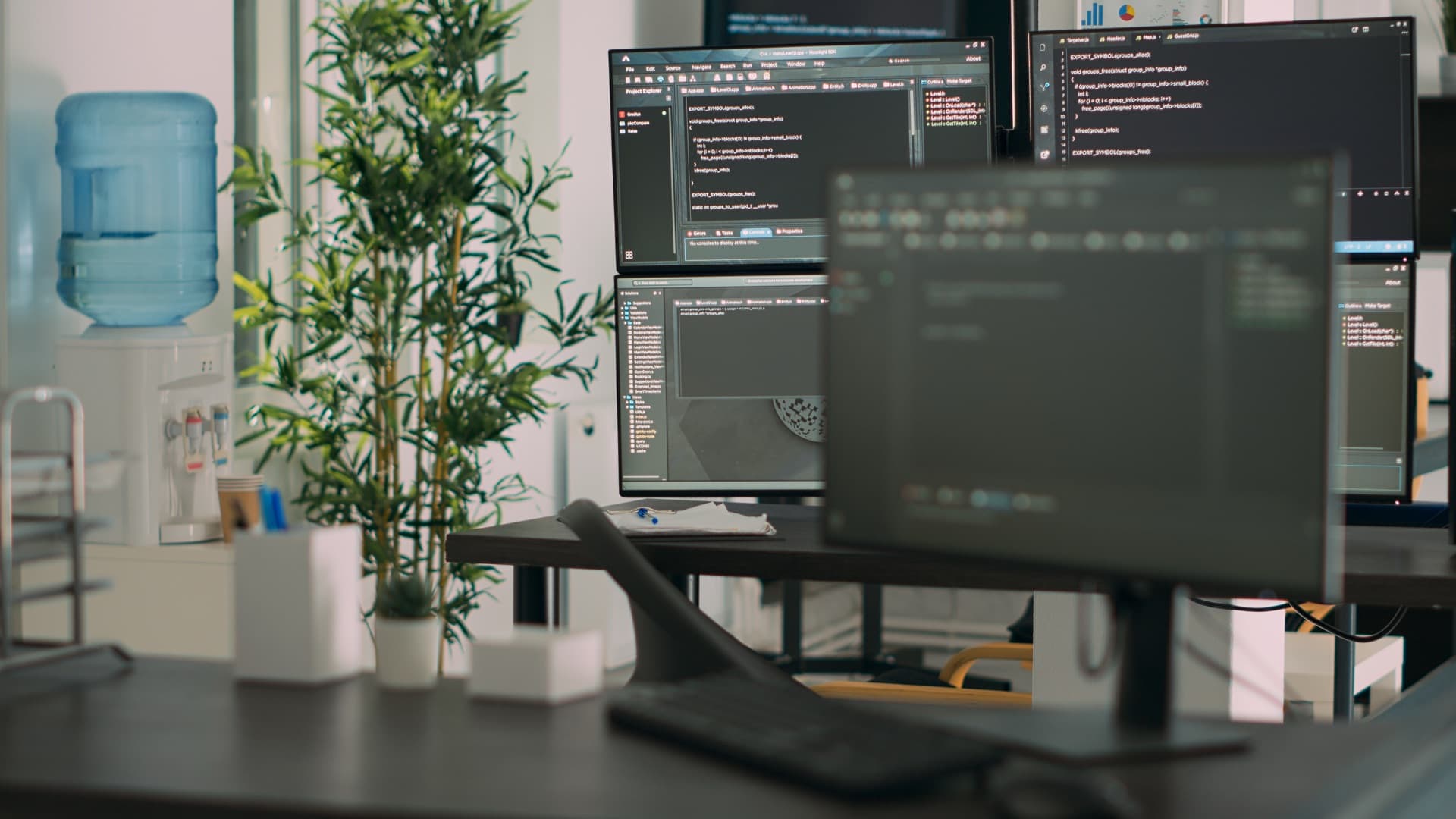 Professionele data engineer die werkt aan datapipelines en dashboards