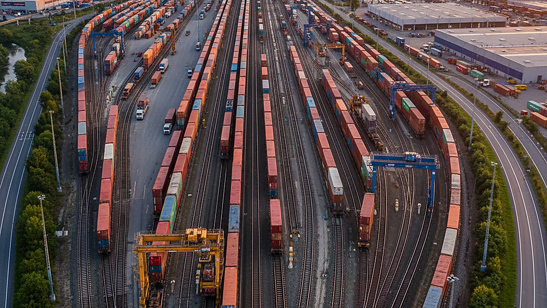 Modern distributiecentrum met geautomatiseerde logistiek