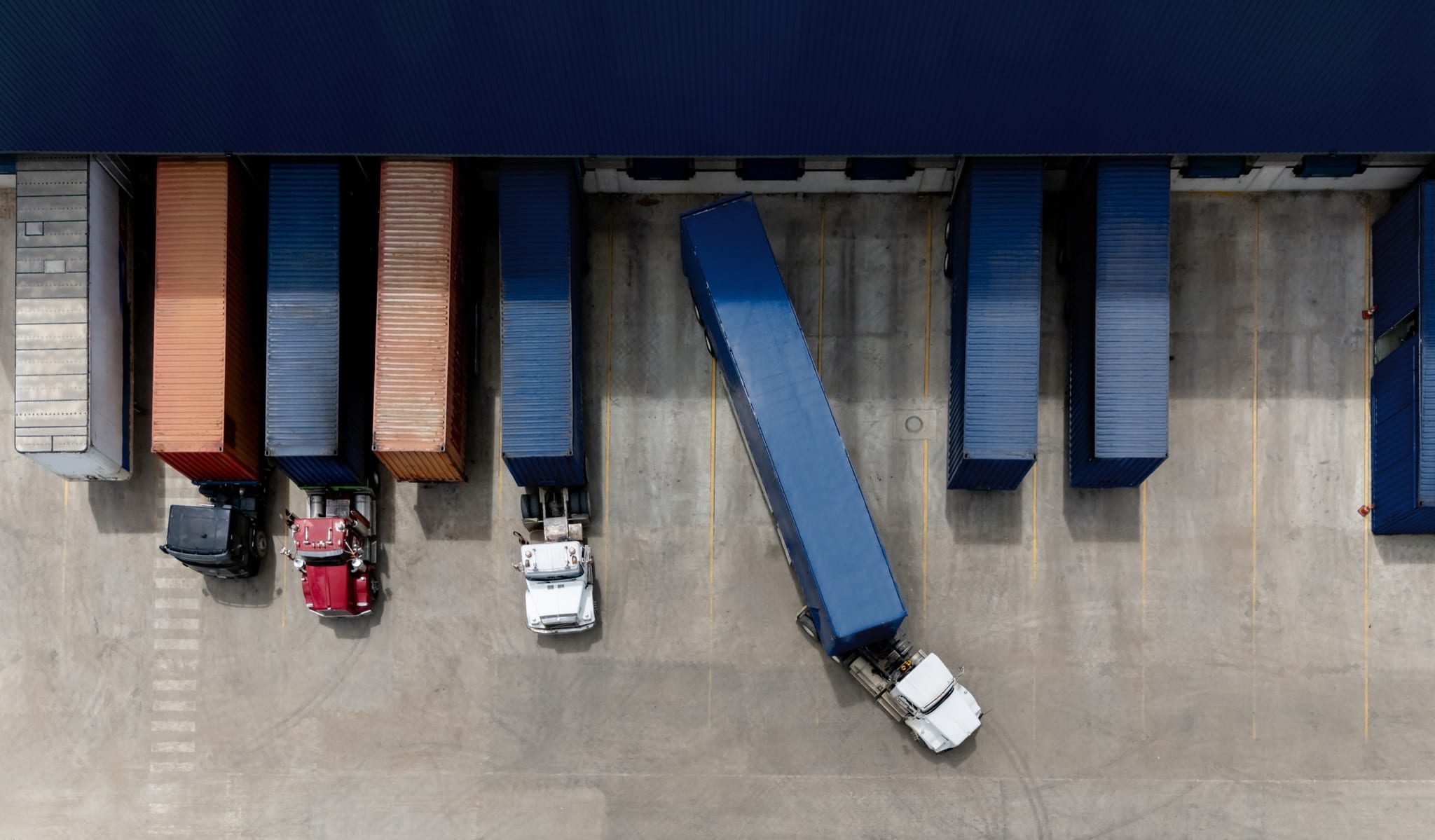 Distributiecentrum met trucks aan de laaddocks, van boven