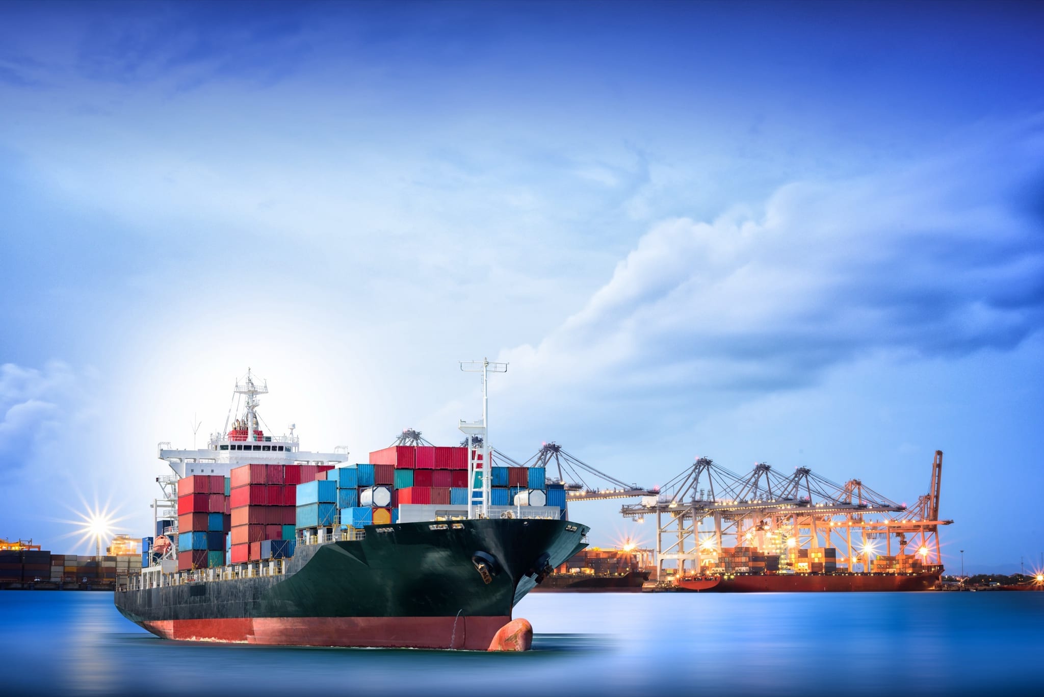 Containerschip aan de kade bij schemering