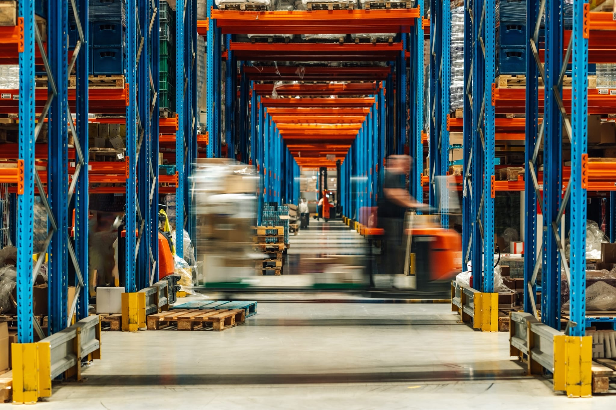 Magazijnmedewerkers met heftrucks in een druk distributiecentrum