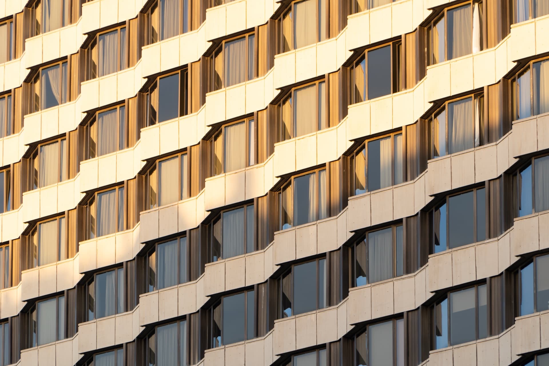 Geometrische gevel met ramen als metafoor voor gestructureerde data-architectuur