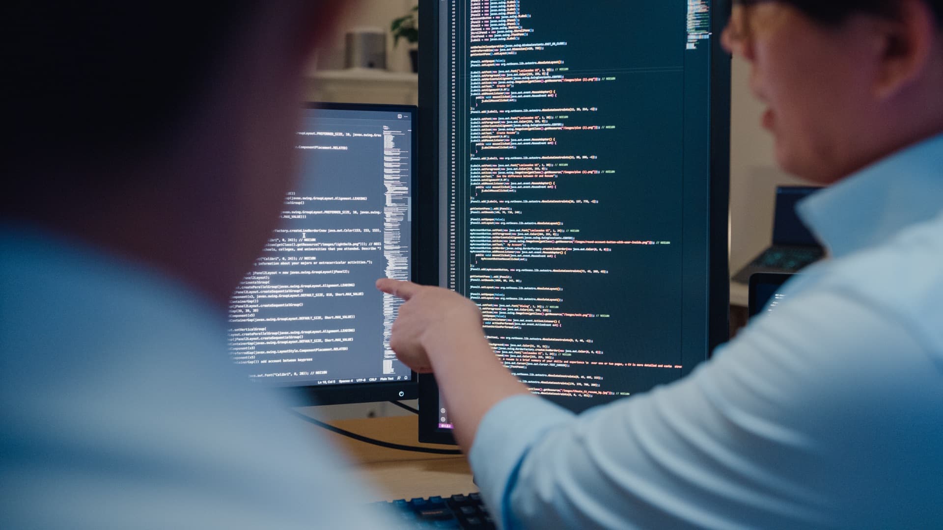 Ondernemer analyseert bedrijfsdata op een dashboard in een modern kantoor