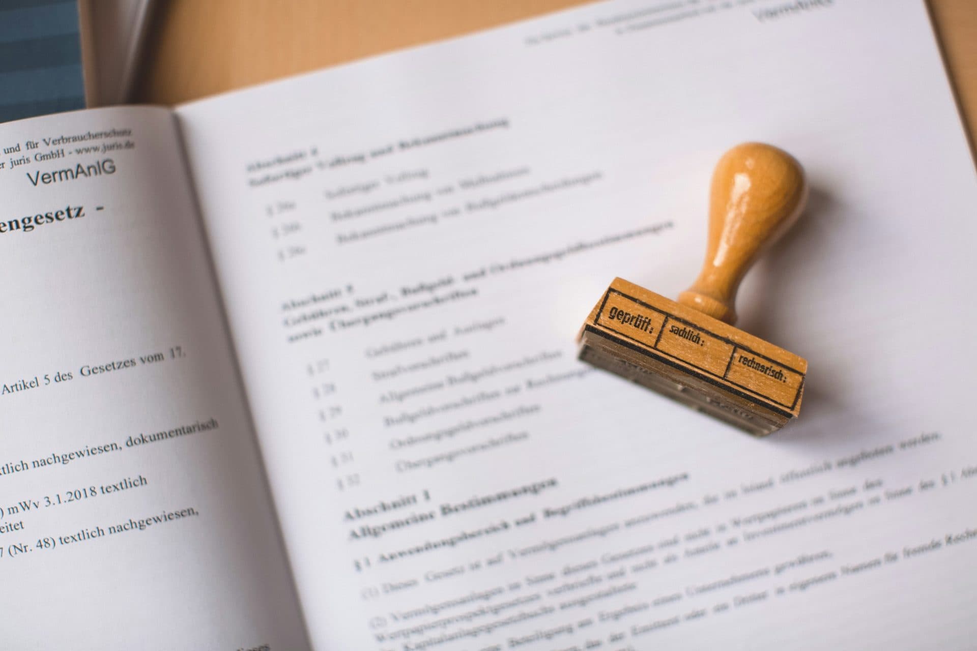 Houten stempel op een opengeslagen document