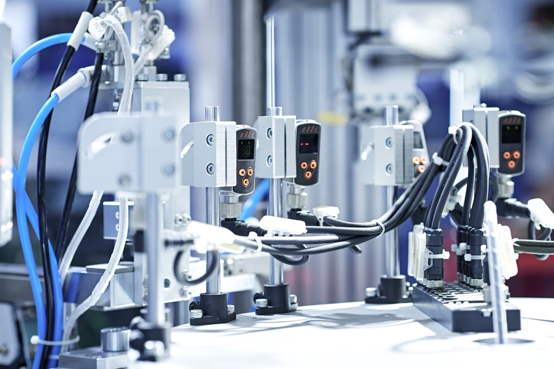 Moderne fabriek met geautomatiseerde productielijn en sensoren