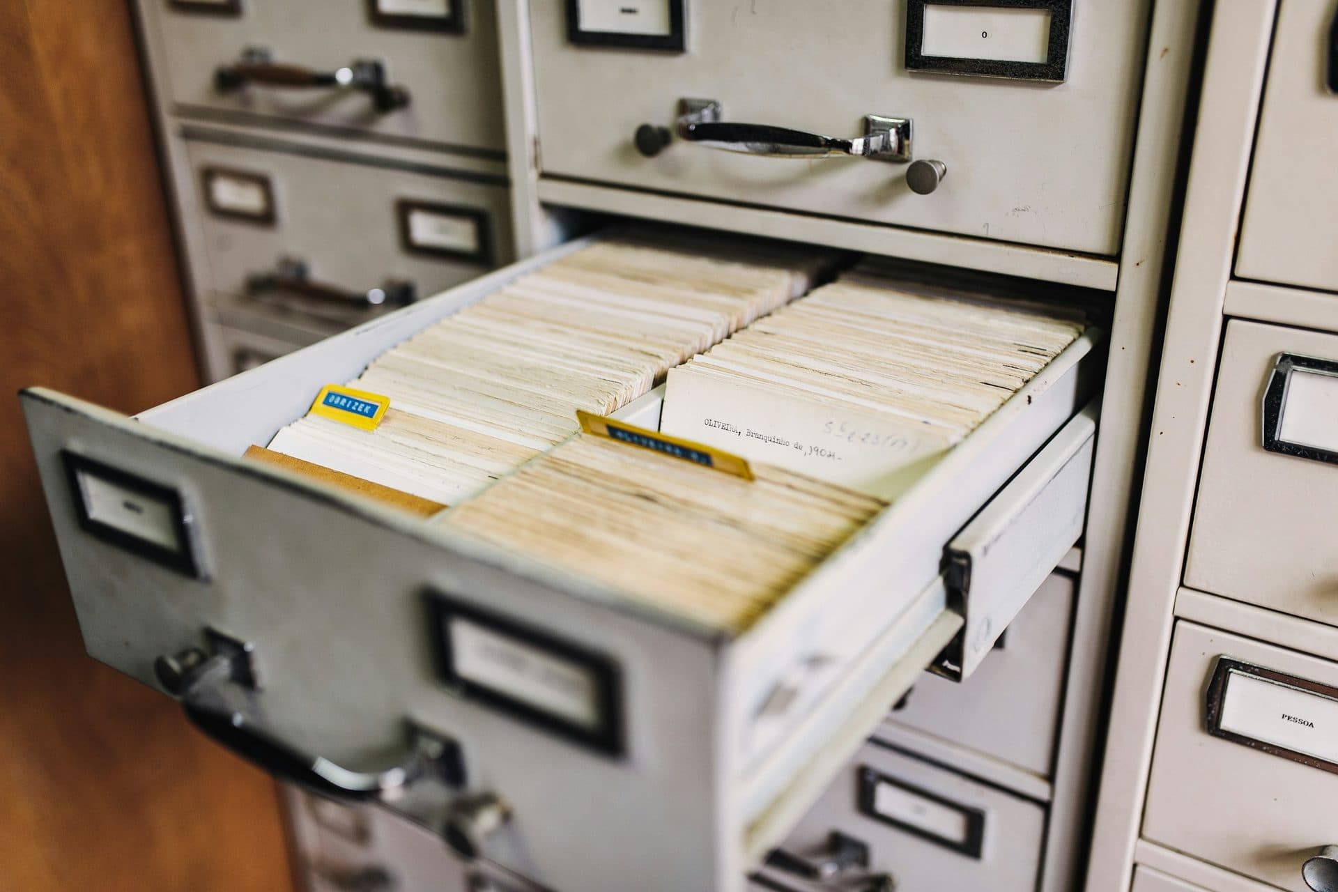 Open archieflade vol kaarten in een metalen kaartenbak