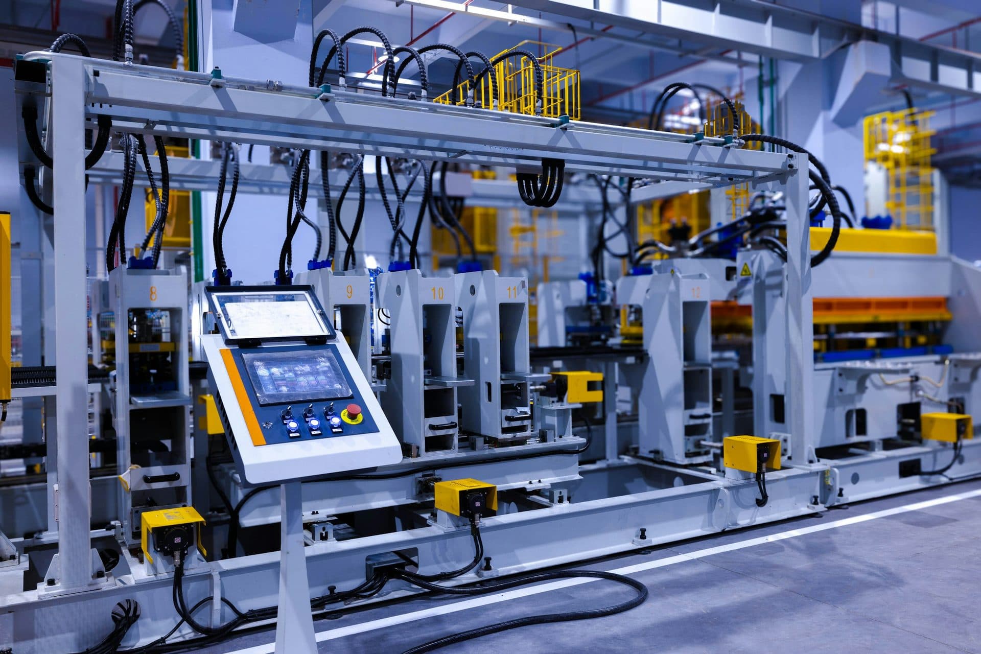 Productielijn met een bedieningspaneel met touchscreen tussen de machines