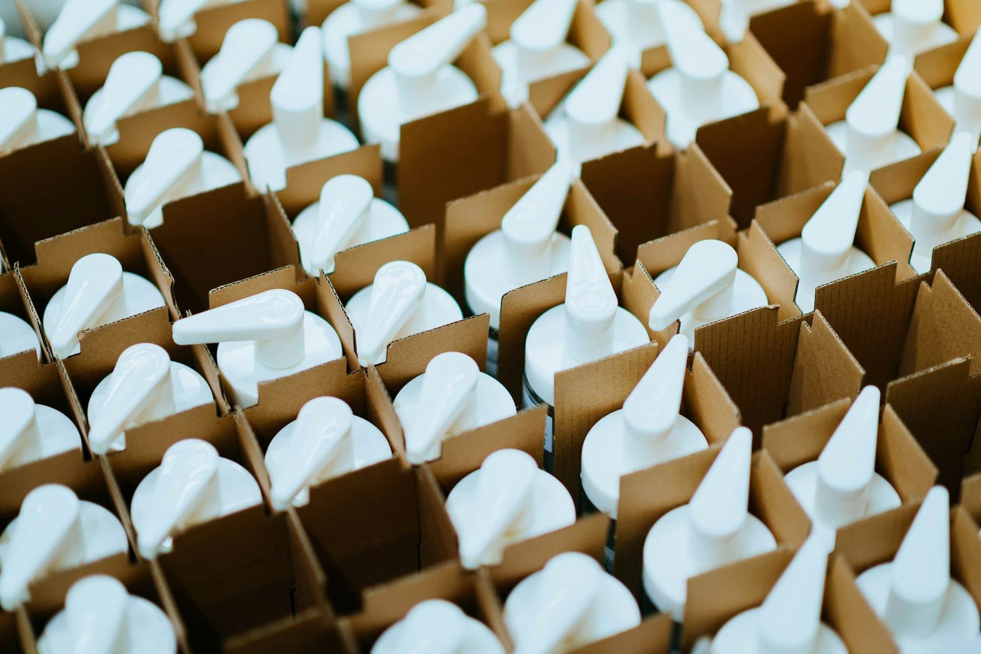 Witte producten keurig verpakt in kartonnen vakverdelers