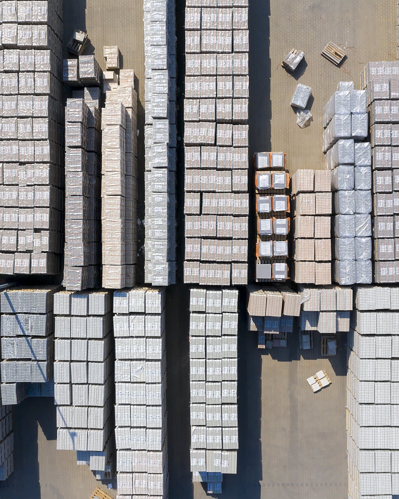 Stapels bouwmaterialen op het buitenterrein van een groothandel, recht van boven